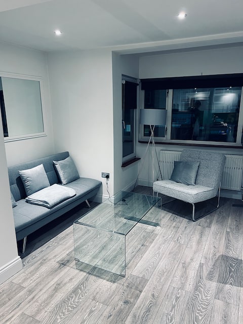 Top Airbnb: Stylish sleek retreat - 2 floors in Oxford