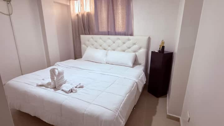 Camera con bagno interno e letto king-size.