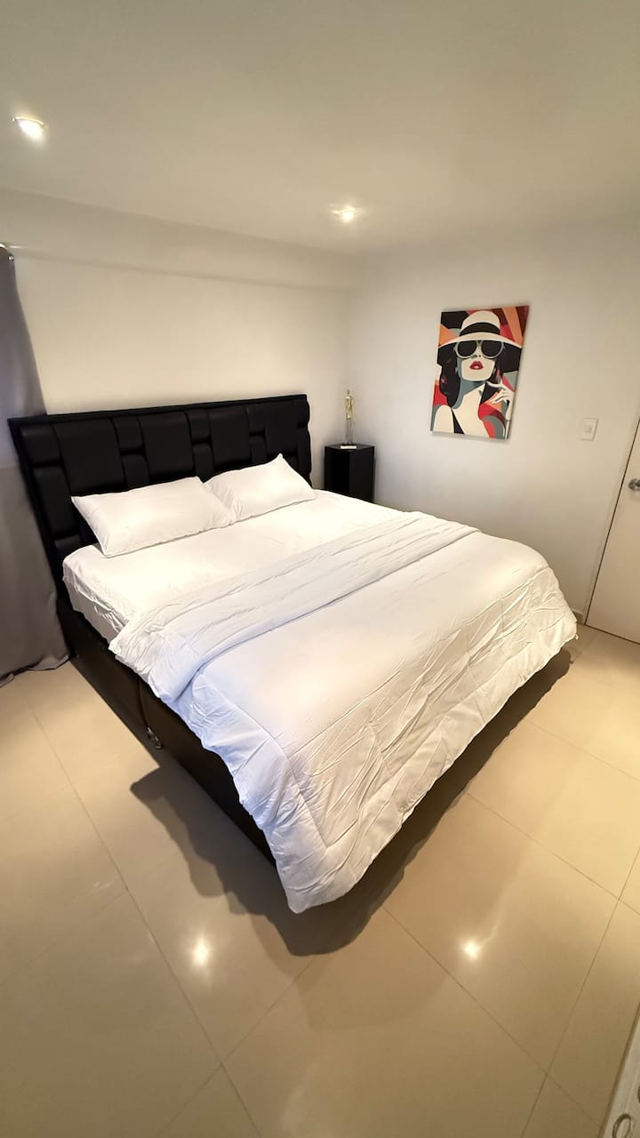 Camera con bagno interno e letto king-size.