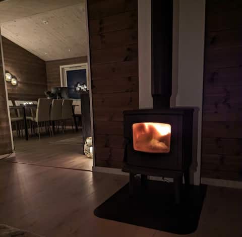 Successful Airbnb property: cozy grey cabin with the ocean in Lyngen