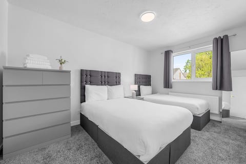 3Bed | Gated Parking | Near CC & Old Trafford