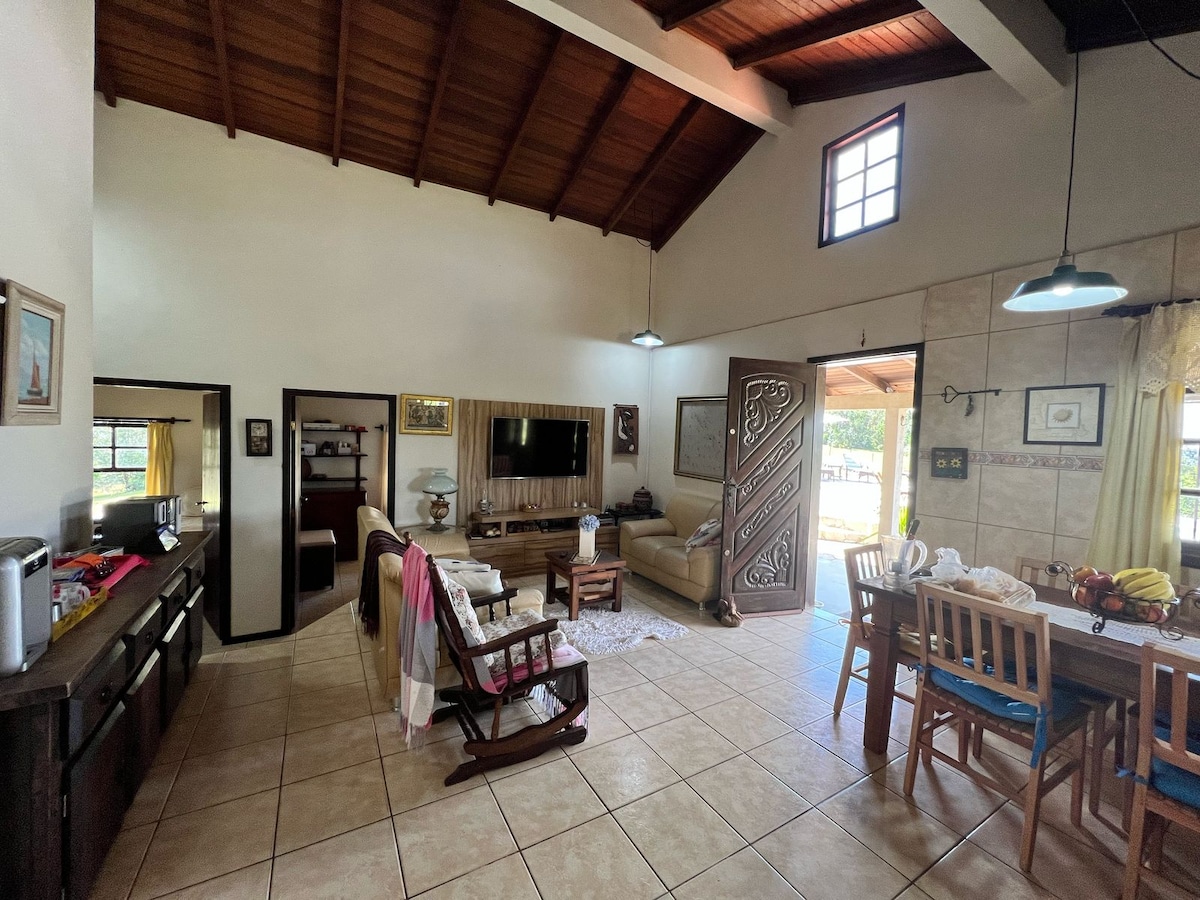 3人和2人软垫沙发、摇椅、55英寸电视，可收看Netflix、Prime