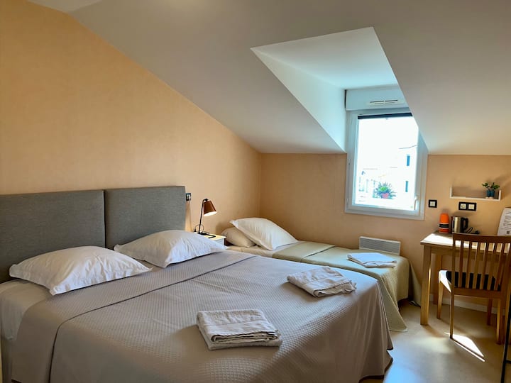 Grande Chambre Double (1 à 3 Personnes) - Beaupréau
