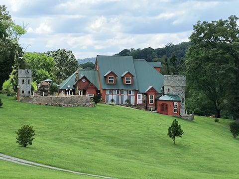 Breathtaking Mountain Views• Near Clinch River