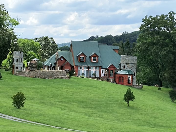 Breathtaking Mountain Views• Near Clinch River