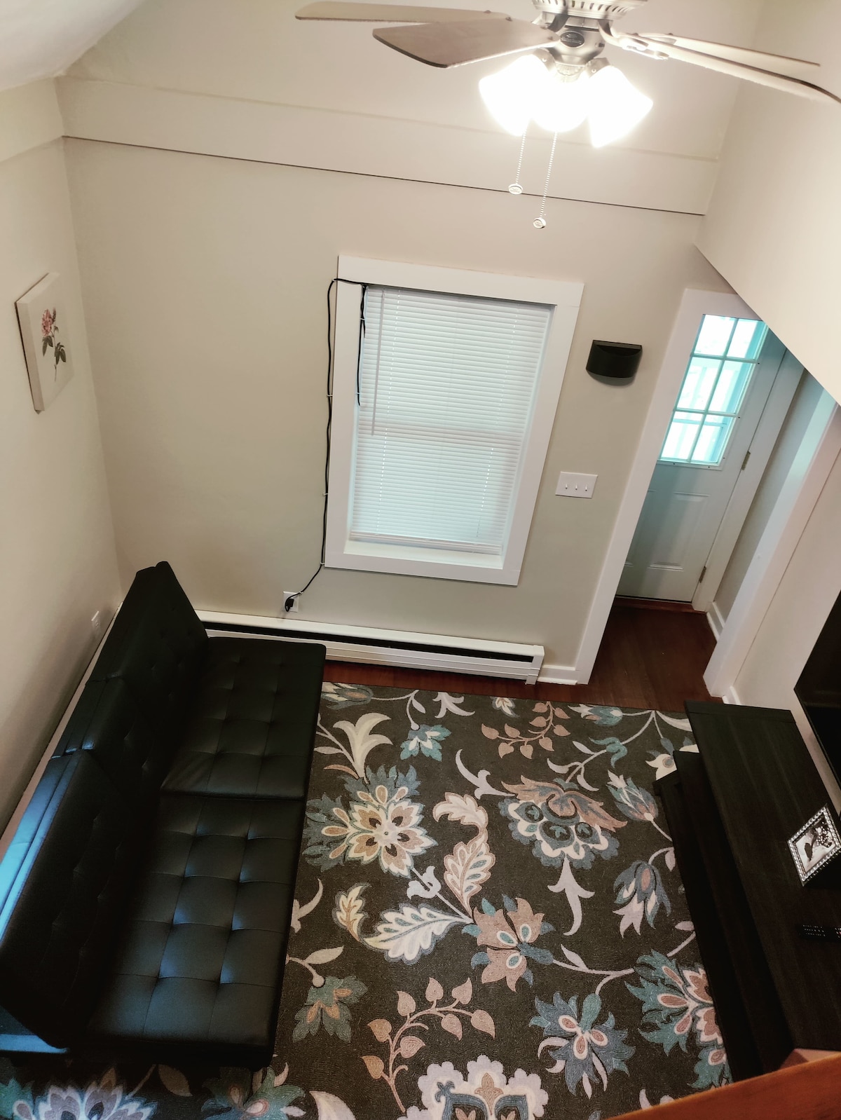 Vista desde las escaleras. La puerta trasera conduce al patio trasero. 