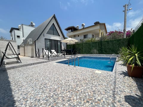 Detached Bungalow with Private Heated Pool