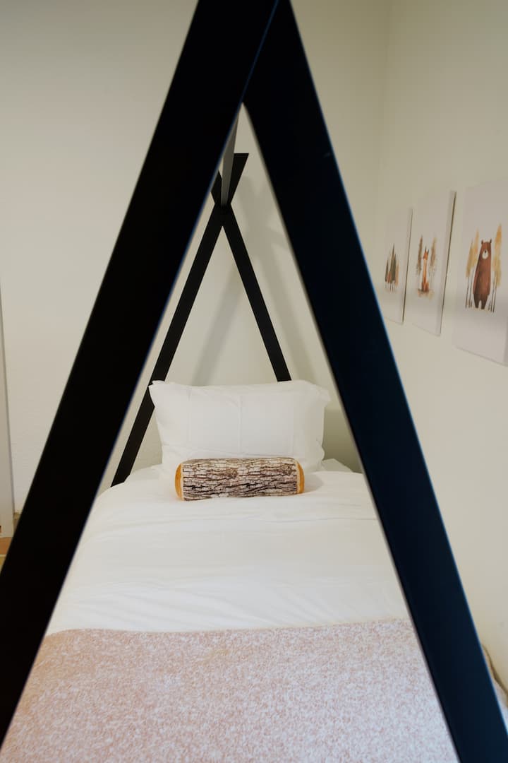 מיטה זוגית מסוגננת עם מסגרת A עם מזרן ספוג זיכרון! 