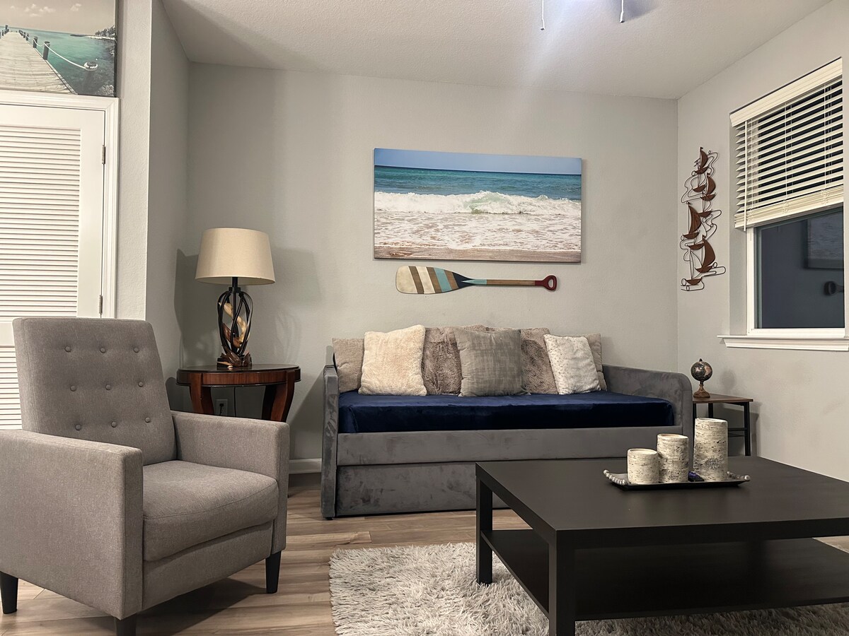 Successful Airbnb property: Lux AprtNear Airport Zoo& StJohns Riv in Highlands