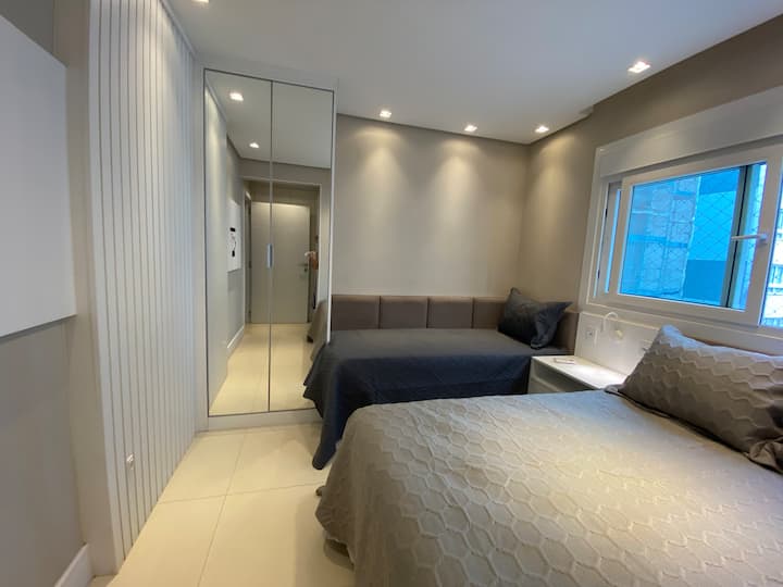 Suite con cama doble y cama individual, aire acondicionado frío/calor, TV inteligente, ventana con pantalla protectora y armario para guardar cosas. Hay sábanas, mantas, almohadas y ropa de cama y baño disponibles para su uso durante su estancia.