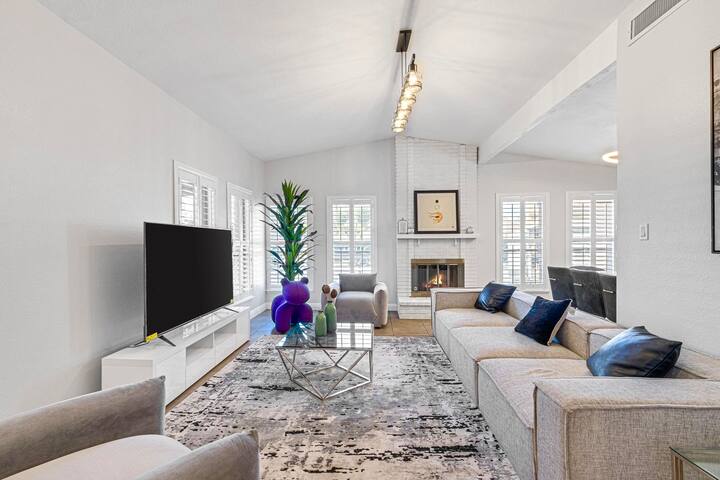 Vacation Home M in Las Vegas w Pool and Hot Tub