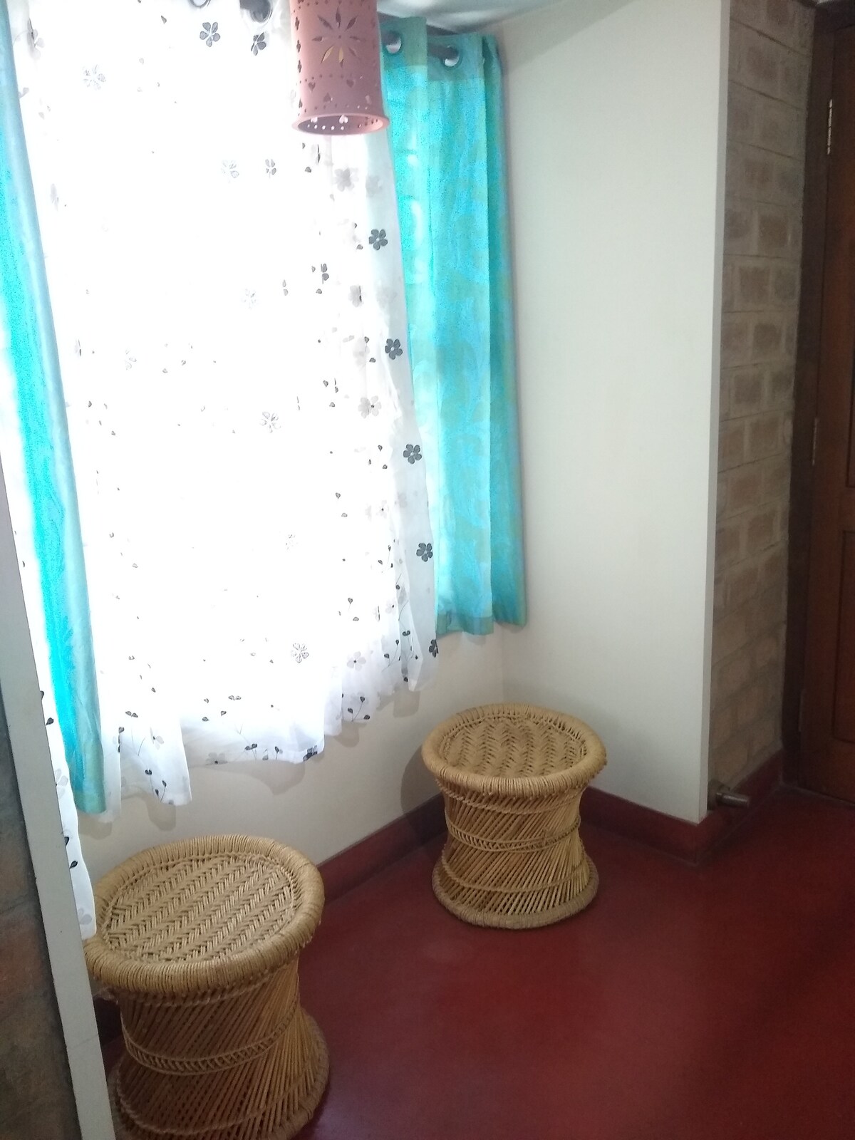 Простор за кафе покрај прозорецот