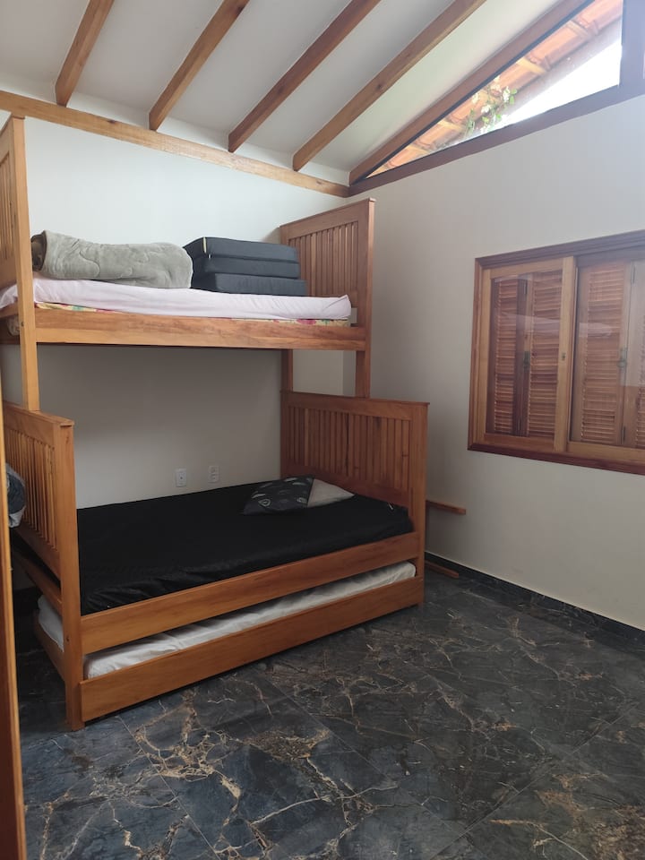 Triliche s manželskou posteľou v strede a samostatnými posteľami hore a dole. Šatníkové skrine. 