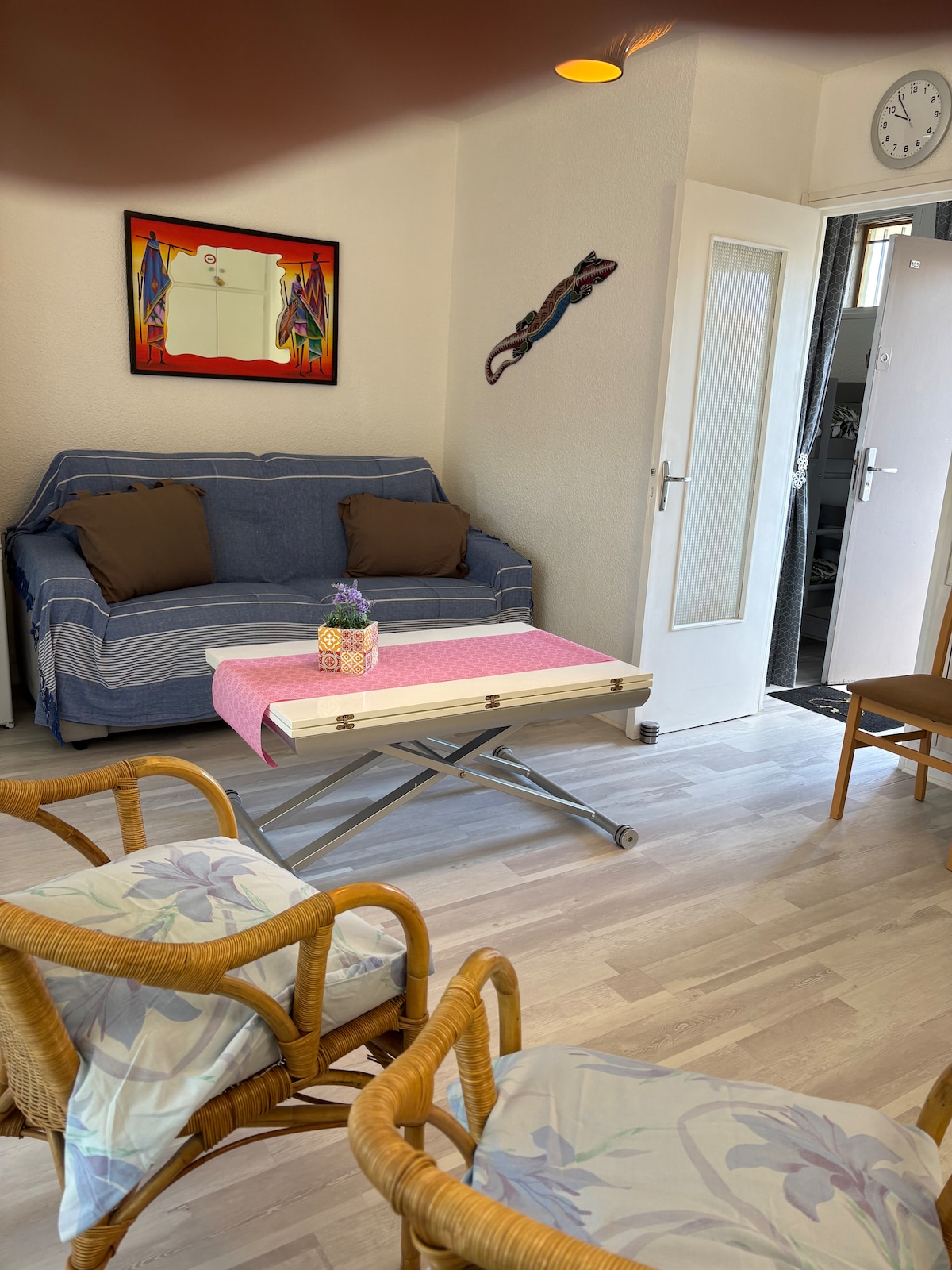 Всекидневна с разтегателен диван и телевизор.