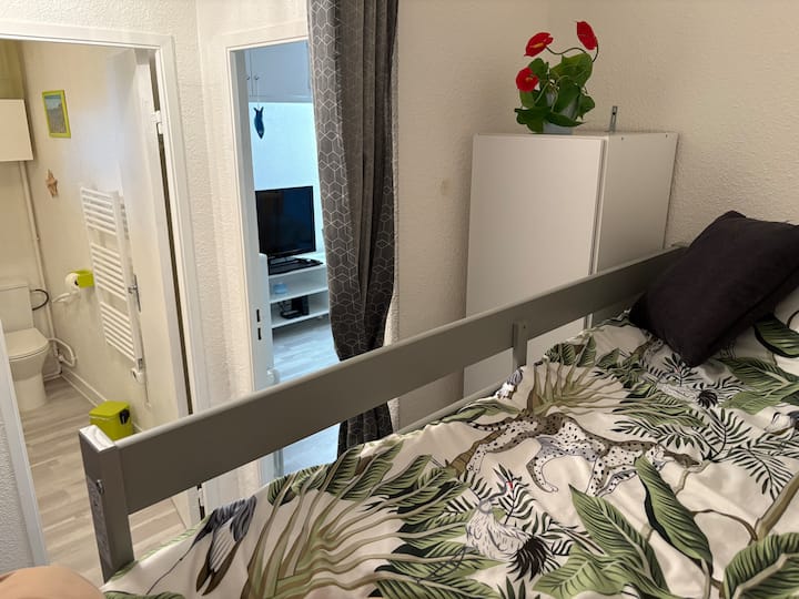Soba u stilu brvnare s 2 kreveta na kat od 90 cm i udobnim madracima debljine 20 cm.