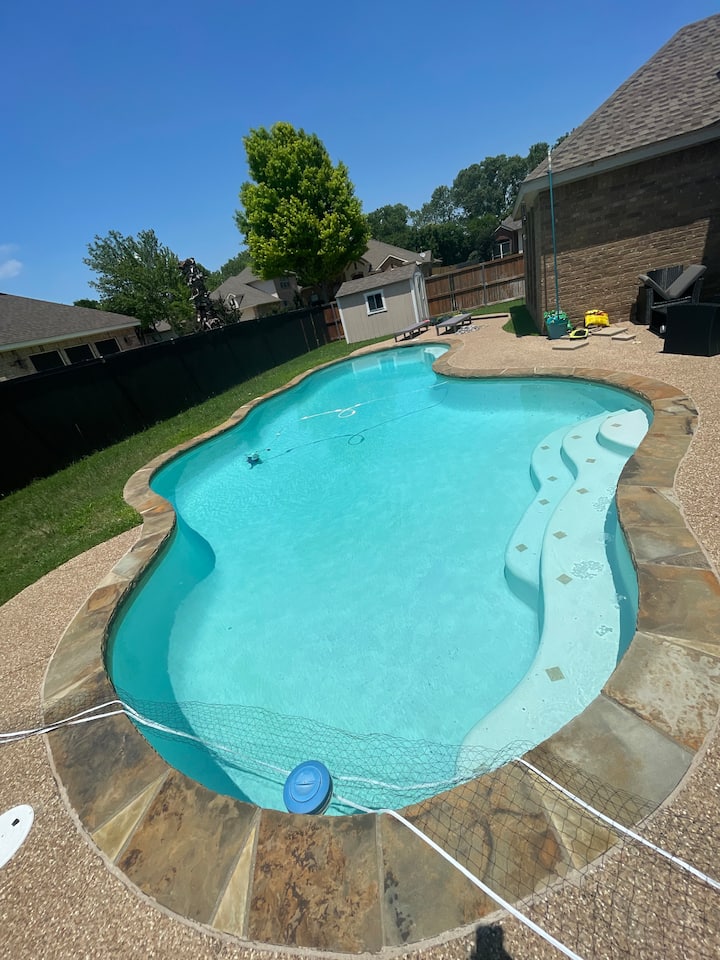 Cozy 4 Bedroom 3 Bath +Pool - Mansfield, TX