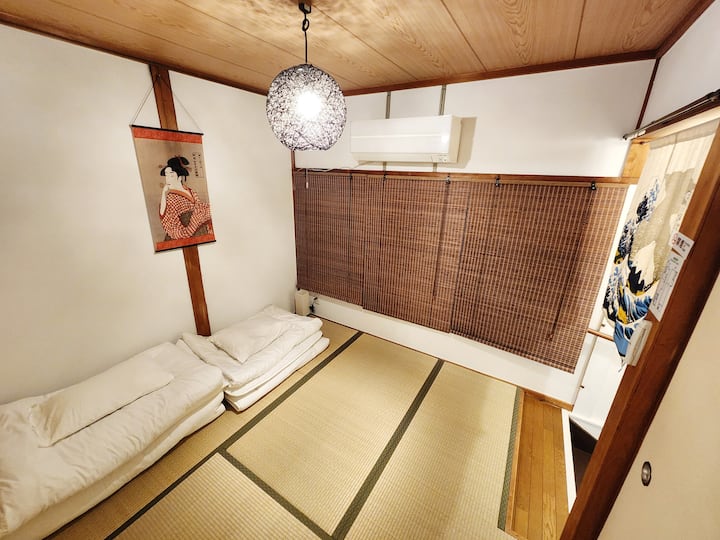 Тоа е соба во традиционален јапонски стилМоже да спиете на дебел футон.