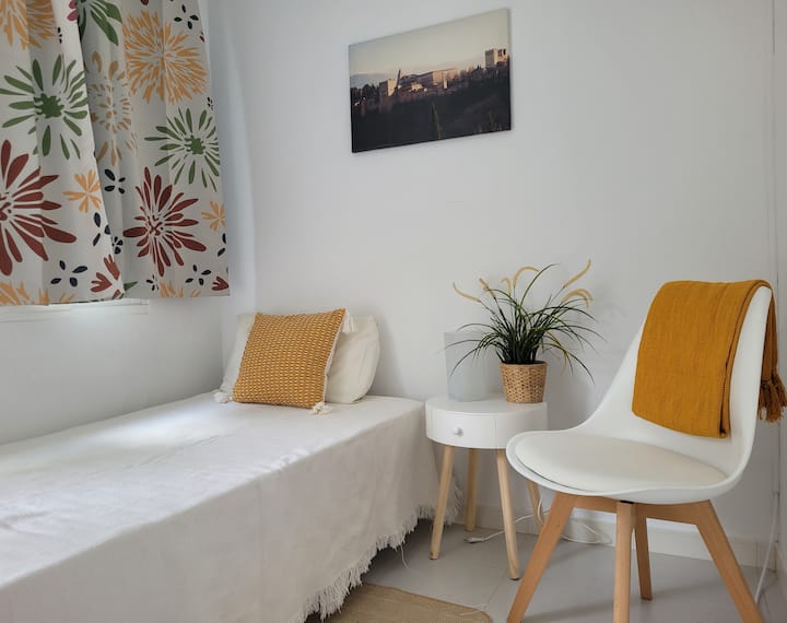 Мала еднокреветна соба со приватна бања во посебна зграда до вилата 