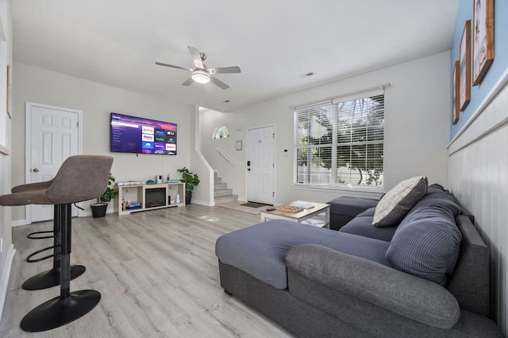 Sala de estar con TV inteligente