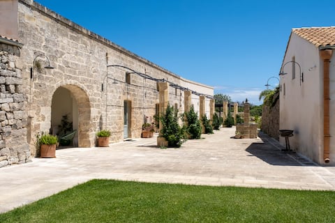 Charming farmhouse with swimming pool, close to the sea