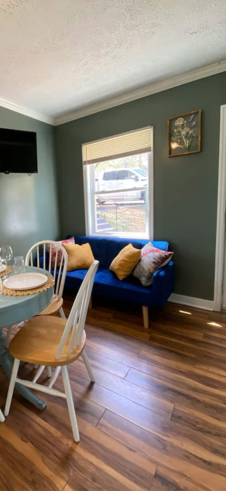 Vintage Cozy Spot Near Downtown - Charlottesville, VA