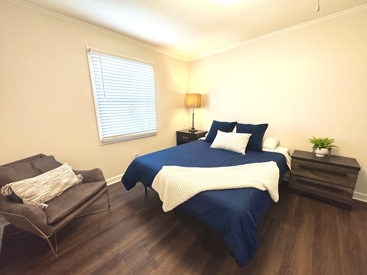 Este versátil dormitorio ofrece un cómodo refugio con arreglos flexibles para dormir: elige entre 2 camas individuales o 1 cama tamaño king para satisfacer tus necesidades. Junto al baño del pasillo para un fácil acceso. 