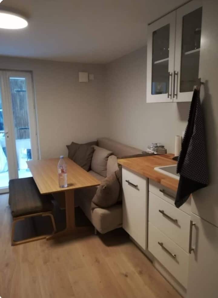 U dnevnom boravku nalazi se vrlo udoban kauč na razvlačenje za dvije osobe (140x200) s jastucima  i dekom .
u prizemlju se nalazi i zaseban WC