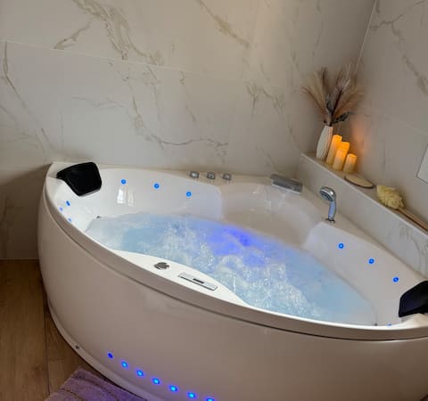 “Gîte la Calade” with a whirlpool bathtub