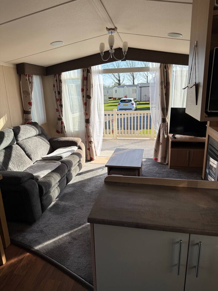 Cosy Caravan Near The Lake On Haven Site - Burnham-on-Sea