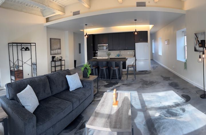 ¡Espacio de concepto abierto! ¡El sofá funciona como un colchón tamaño queen extraíble que duerme 2 huéspedes más!