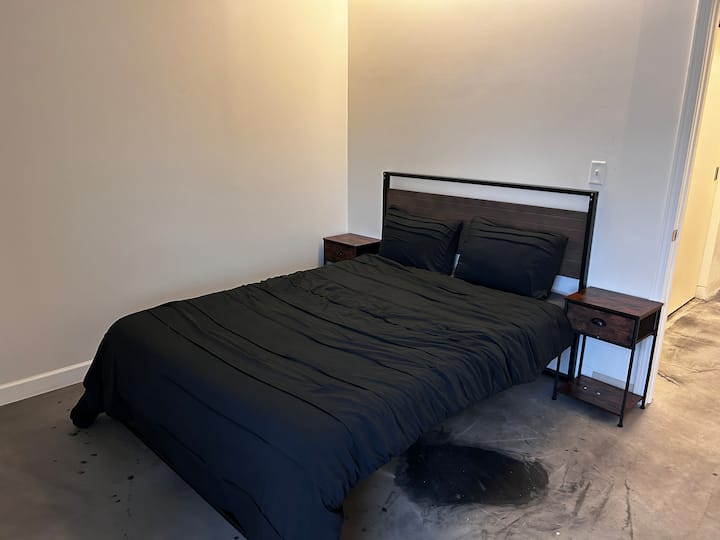 Camera da letto semplice con letto queen size!