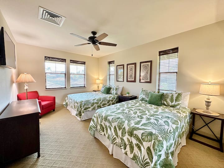 Este acogedor segundo dormitorio tiene dos camas tamaño queen, un gran armario con espejos, tres mesas auxiliares, una cómoda y un ventilador de techo, así como un televisor inteligente de 65" 4k.