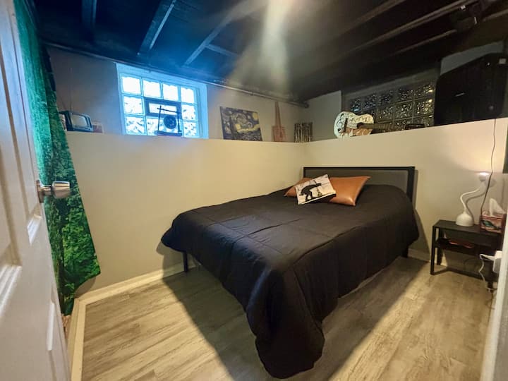 מצעים שטופים טרייה עם חומר ניקוי לא רעיל. הערה: בחדרי השינה אין טלוויזיות. 