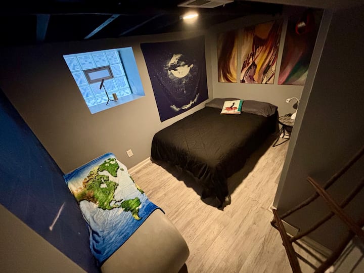 מצעים שטופים טרייה עם חומר ניקוי לא רעיל. הערה: בחדרי השינה אין טלוויזיות. 