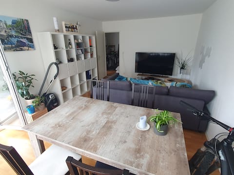 Top performing Airbnb: Cozy Room Zurich Altstetten in Altstetten