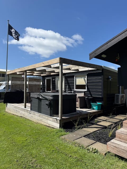 Black Sails Kuaotunu - across road from beach!