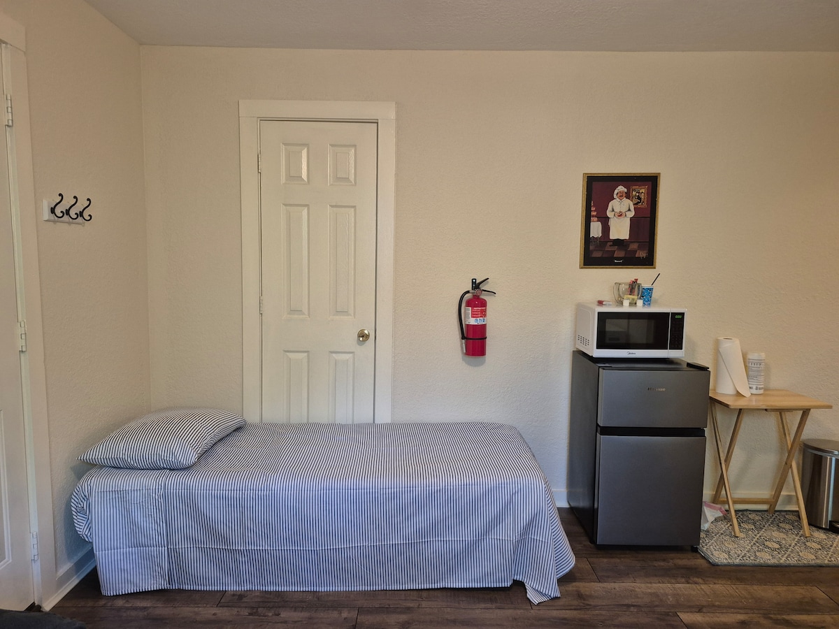 Rozkladacia manželská posteľ s pamäťovou penou je k dispozícii na požiadanie. 