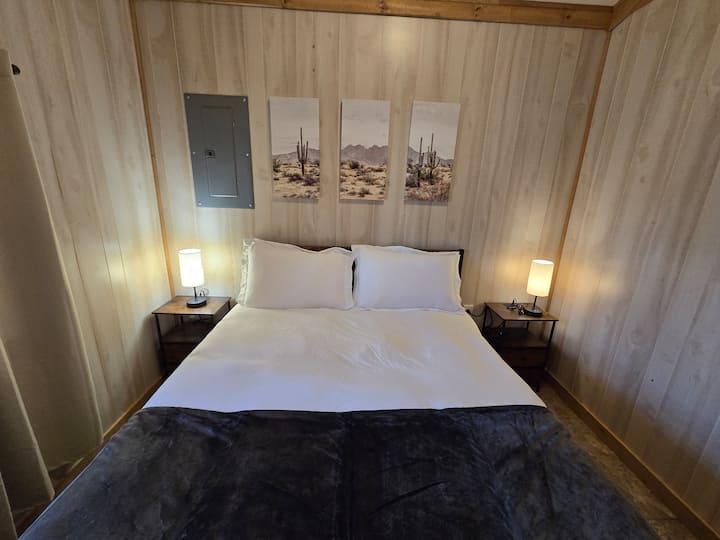 שמיכת פוך, 100% מצעי כותנה. שולחנות הקצה כוללים 2 מגירות ומנורות עם נורות להחלפת צבעים לנוחות או הגדרת האווירה✨️