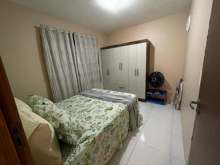 Bračni krevet, zavjese za zamračivanje i napa za dijeljenje klima-uređaja. 