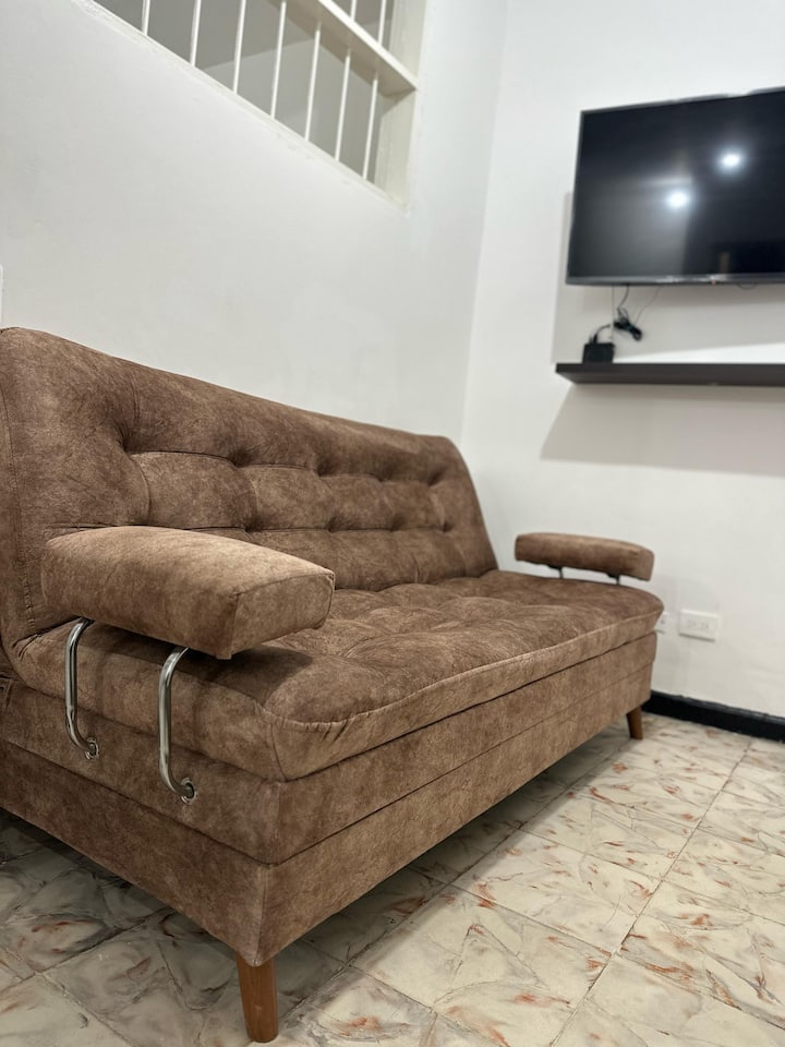 ห้องทีวีมีเตียงโซฟาให้คุณได้ใช้ชีวิตอย่างสะดวกสบายเหมือนอยู่บ้าน