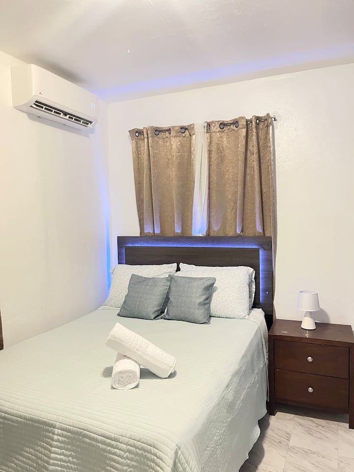 Veľká manželská posteľ s nočným stolíkom, klimatizáciou + ventilátorom, šatníkom, komodou + celoplošným zrkadlom. 