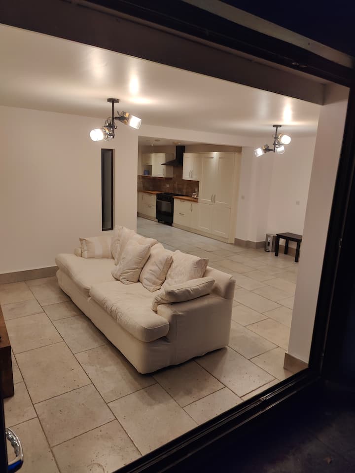 Beautiful 2 Bed Apartment - Bolton