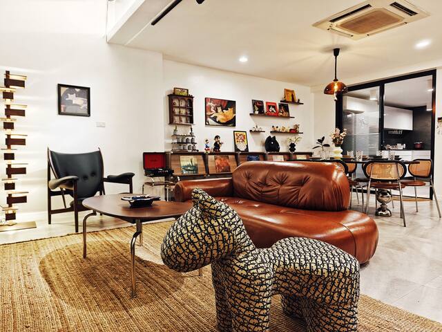 The Hidden Gallery 5-Bed art villa Netflix Vinyl gallery image 3