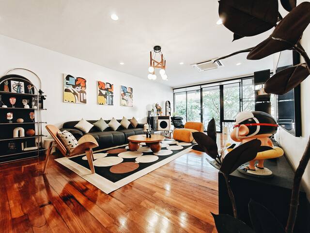 The Hidden Gallery 5-Bed art villa Netflix Vinyl gallery image 5