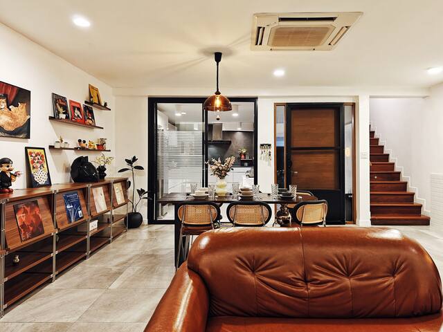 The Hidden Gallery 5-Bed art villa Netflix Vinyl gallery image 4