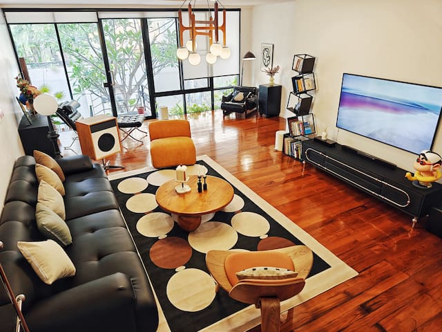 The Hidden Gallery 5-Bed art villa Netflix Vinyl gallery image 2