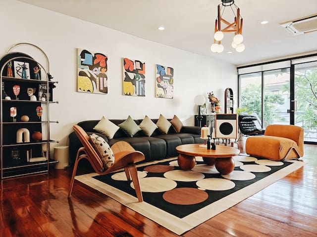 The Hidden Gallery 5-Bed art villa Netflix Vinyl