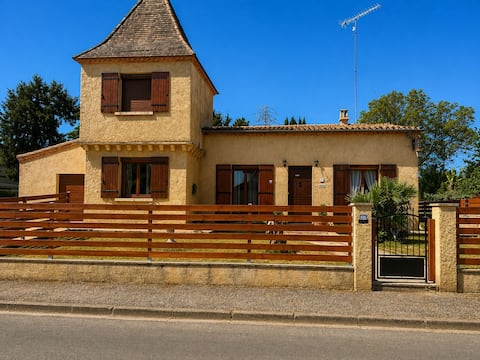 Cottage with quiet garden fence facing the Lot
