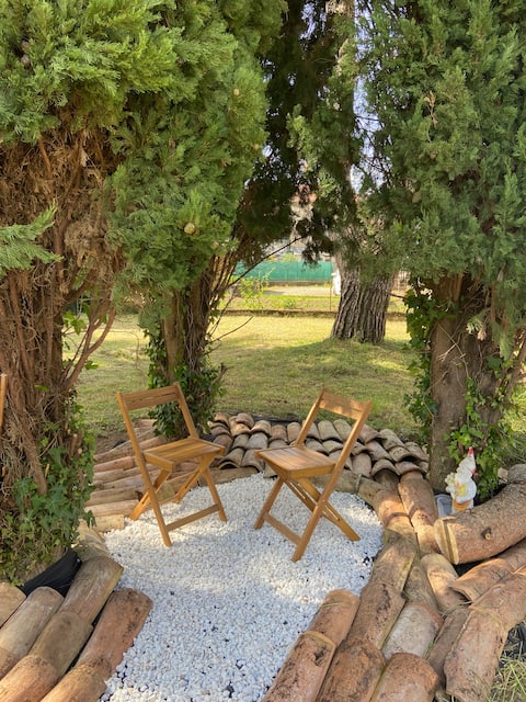 Cottage with quiet garden fence facing the Lot