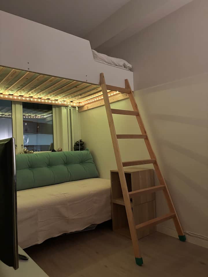Krevat lofti 120 cm i gjerë me divan poshtë Divani është një dyshek kornizë 90 cm, i cili përdoret lehtësisht si krevat. Shënim: Lejohet vetëm me 1 të rritur në krevatin e loftit (por lejohen 2 fëmijë). 
Siguria: 
Shkalla është e fiksuar. Buzë e lartë në krevatin e loftit.